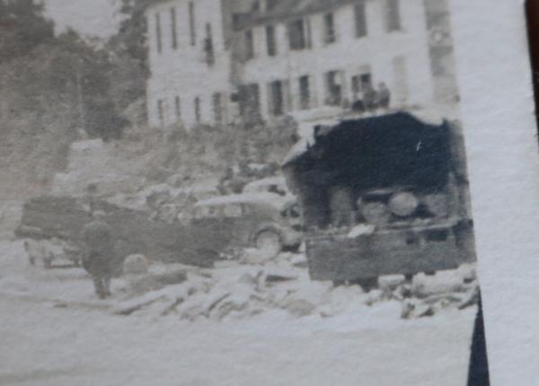 altes Foto - zerstörte Fahrzeuge , gefallene Soldaten nach Angriff - Ort ?? Westfeldzug